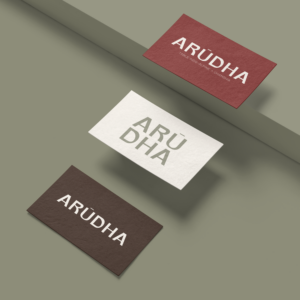 Ce visuel présente les logos principal, secondaire et submark du restaurant ARUDHA à Chamonix. Cette identité visuelle a été créée par Nuance communication dans le cadre de la prestation Nuance essentielle.