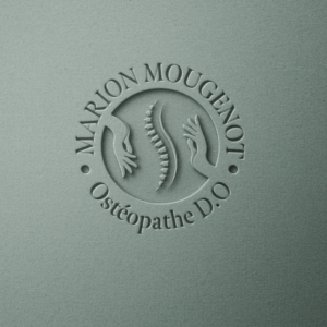 Ce visuel présente le logo principal de Marion Mougenot, ostéopathe. Cette identité visuelle a été créée par Nuance communication dans le cadre de la prestation Nuance essentielle.