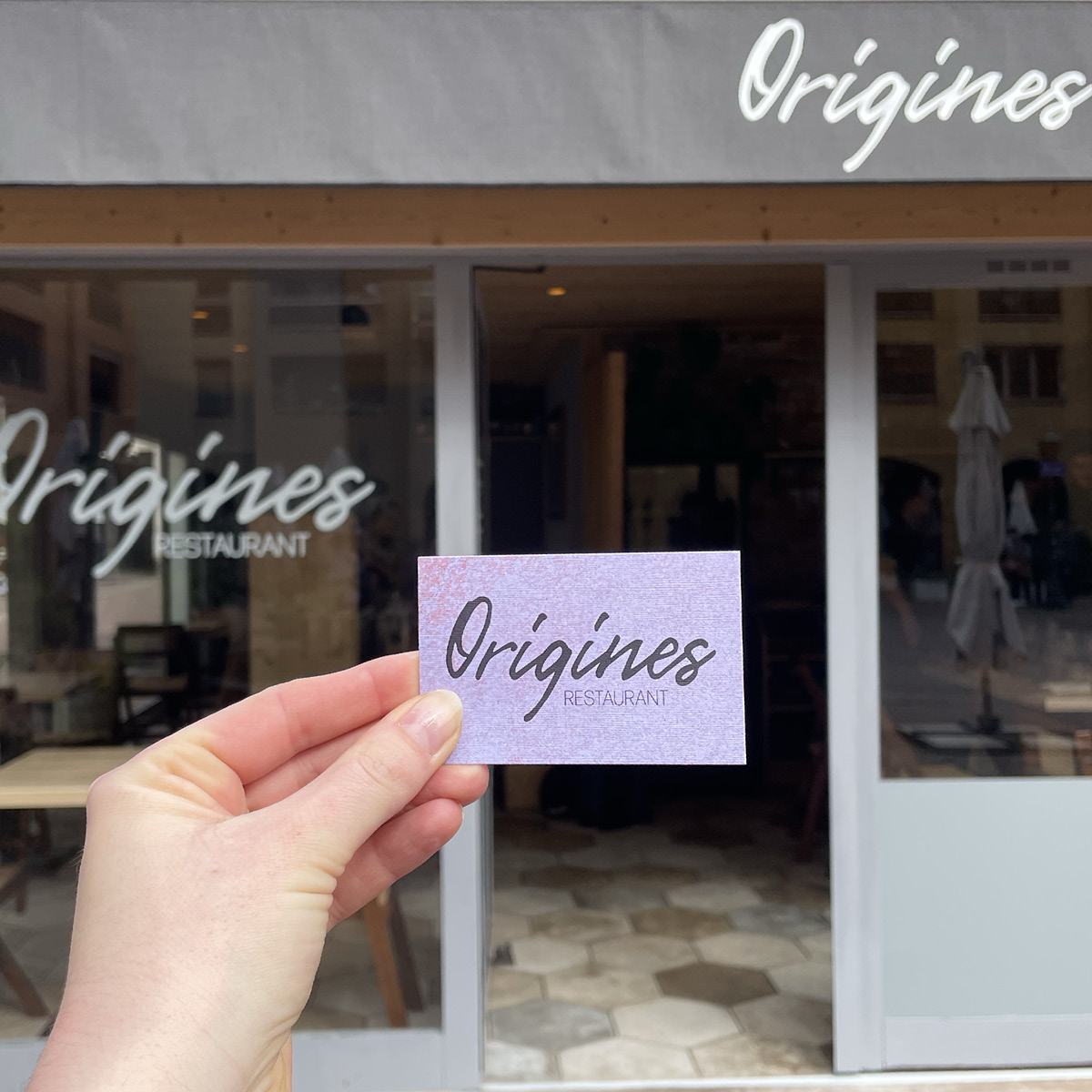 Ce visuel présente la carte de visite du restaurant Origines. Cette identité visuelle a été créée par Nuance communication dans le cadre d'une prestation à la carte.